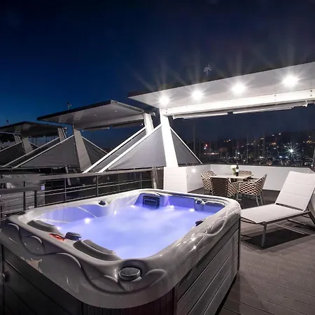 Exclusive Houseboat With Hot Tub Botel