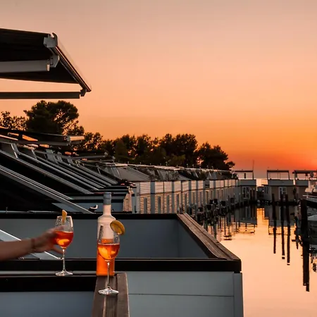 Dreamy Houseboat By The Sea With Terrace And Hot Tub